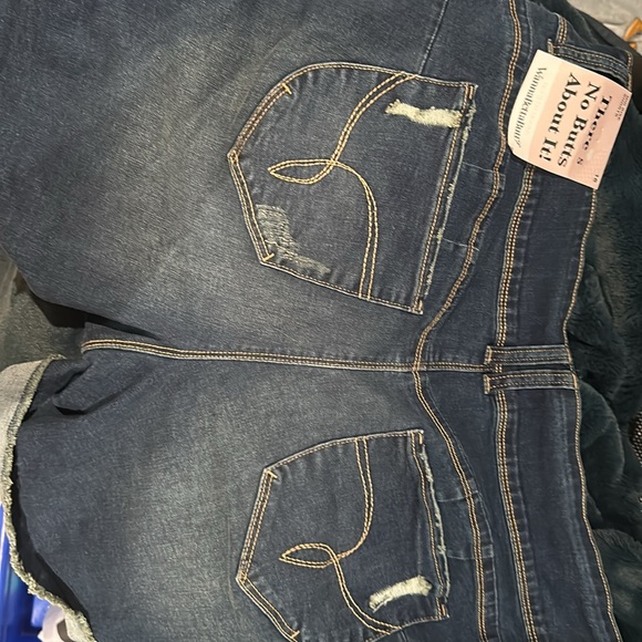 Stretchy Mid-Rise Denim Shorts - Picture 2 of 4